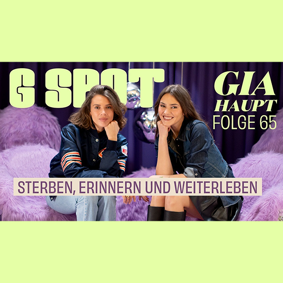 Giannina Haupt und Stefanie Giesinger sitzen auf lila Sesseln, lächeln in die Kamera, darüber steht „G SPOT“, unten der Titel „Sterben, Erinnern und Weiterleben“