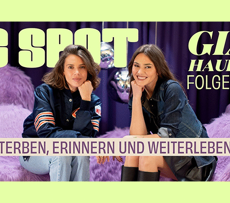 Giannina Haupt und Stefanie Giesinger sitzen auf lila Sesseln, lächeln in die Kamera, darüber steht „G SPOT“, unten der Titel „Sterben, Erinnern und Weiterleben“